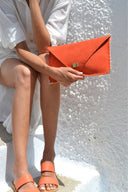 Symmetria soft clutch in coral: Gold / Large